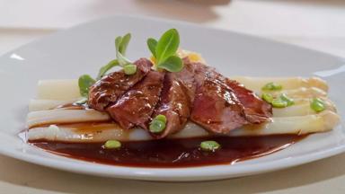 hotel_nederland_wellerlooi_hotel-de-maasparel_restaurant_eten_specialiteit_asperges-met-jus-veldsla-vlees_detail