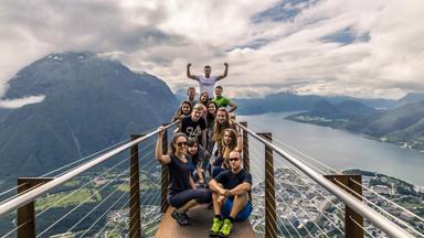 noorwegen_more-og-romsdal_alesund_groep_berg_uitkijkpunt_shutterstock_517601005