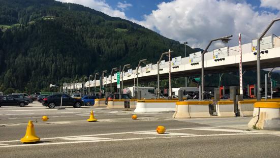 Tolstation op snelweg in Italië