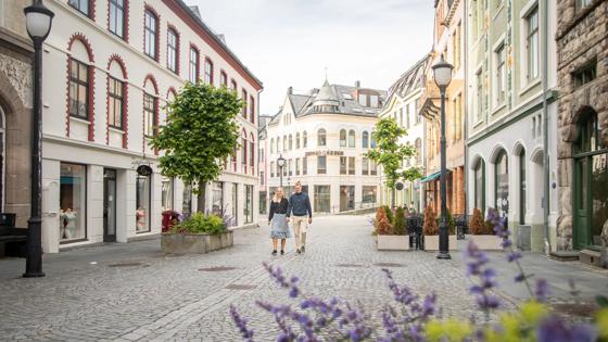 noorwegen_west-noorwegen_alesund_stel-wandelen_kongens-gate_Oddgeir Visnes Visitalesund