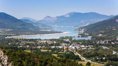 frankrijk_provence-alpes-cote-d-azur_embrun_luchtbeeld_dorp_meer_bergen_bomen_panorama_shutterstock