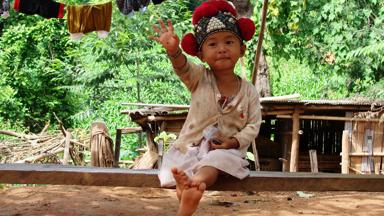 thailand_chiang-rai_bergstammen_jongetje_zwaaien_w.JPG