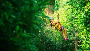 costa rica_meisje_canopy_ziplinen_GettyImages-155437160