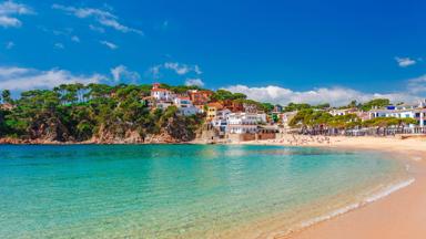 spanje_catalonie_costa-brava_lla-franc_zeelandschap_strand_huisjes_shutterstock