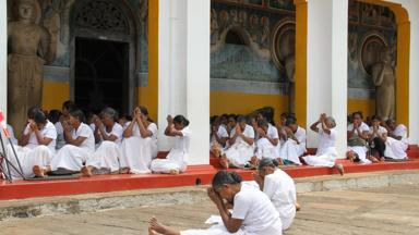 sri lanka_anuradhapura_pelgrims_boeddhisten_vrouwen_w