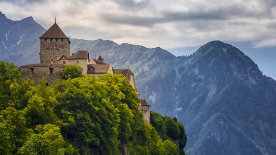 liechtenstein_schloss-vaduz_koninklijk-kasteel_berg_shutterstock