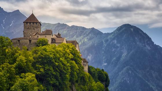 liechtenstein_schloss-vaduz_koninklijk-kasteel_berg_shutterstock