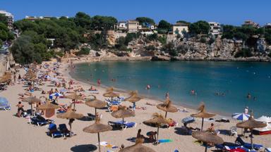 spanje_balearen_mallorca_porto-cristo_strand_mensen_zee_getty