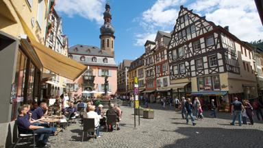 duitsland_rijnland-palts_cochem_binnenstad_plein_mensen_terras_huizen_maarten-udema