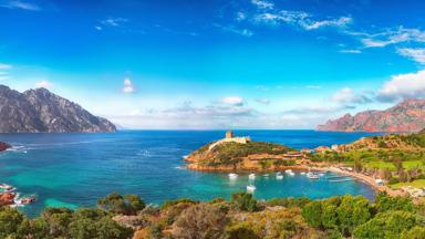 frankrijk_corsica_corse-du-sud_golf-van-girolata_scandola-natuurreservaat_girolata-bay_shutterstock