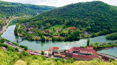 frankrijk_bourgogne_citadel-van-besancon_rivier-doubs_uitzicht-huizen_shutterstock