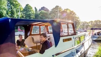 nederland_friesland_leeuwarden_stadsgracht_boot_stel