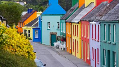 ierland_kerry_beara-peninsula_dorp_straat_gekleurde-huizen_GettyImages