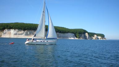 duitsland_oostzee_mecklenburg_rugen_eiland-zeilboot-klif