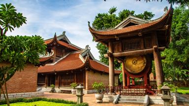 vietnam_hanoi_tempel-van-de-literatuur_drum_pagode_tempel_shutterstock_1158150280