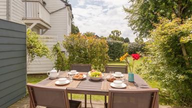 Frankrijk_Branville_Pierre_Vacances_Normandy_Garden_Driekamerbungalow_Superieur_Terras