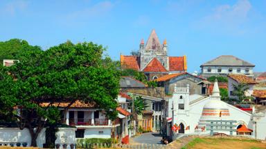 sri-lanka_galle_fort_straatje_boeddhistische-vlaggetjes_tempel_witte-huizen_shutterstock