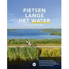 Fietsen langs het water in Nederland