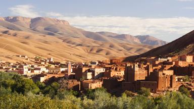 marokko_draa-tafilalet_ouarzazate_uitzicht_dorp_gebergte_b
