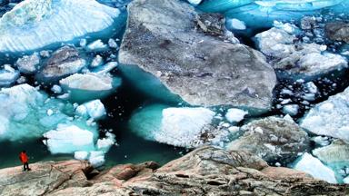 groenland_algemeen_rondreis-groenland_ijsfjord_rots_man_shutterstock