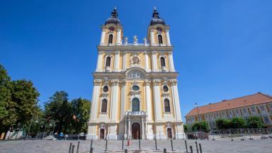 hongarije_bacs-kiskun_kalocsa_kathedraal_plein_shutterstock-1804423237