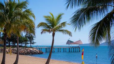 australie_queensland_townsville_strand_palmboom_zee_pier_shutterstock