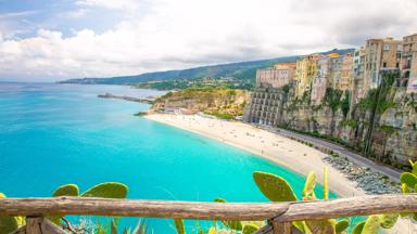 italie_calabrie_tropea_kustlijn_hek_uitzicht_zee_shutterstock-1161360649