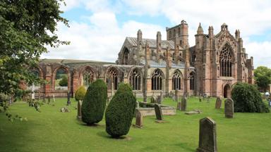 schotland_scottish-borders_melrose_melrose-abbey_kerkhof_ruine_kerk_pixabay