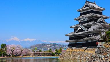 japan_honshu_matsumoto_kasteel_lente_sakura_kersenbloesem_bergen_b