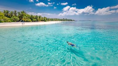 malediven_man-snorkelen-strand_shutterstock