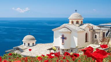 griekenland_chalkidiki_thassos-eiland_klooster_bloemen_shutterstock_1490806070