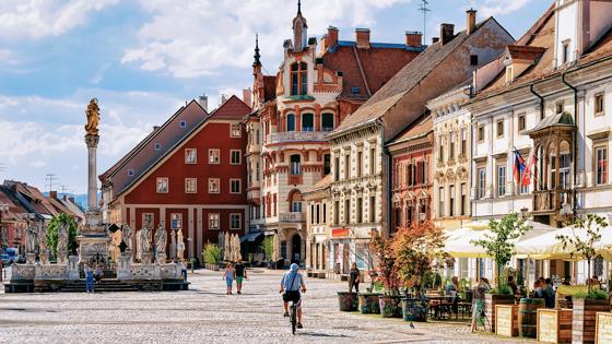 slovenie_maribor_plein_stadhuis_fietser_terras_shutterstock