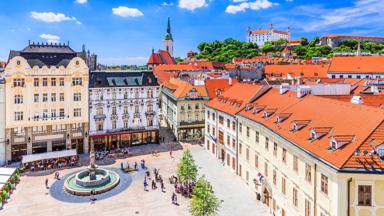 slowakije_bratislava_centrale-plein_mensen-huizen_sint-martinskathedraal_shutterstock