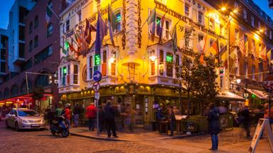 ierland_dublin_temple-bar_avond_mensen_straat_vlaggen_getty