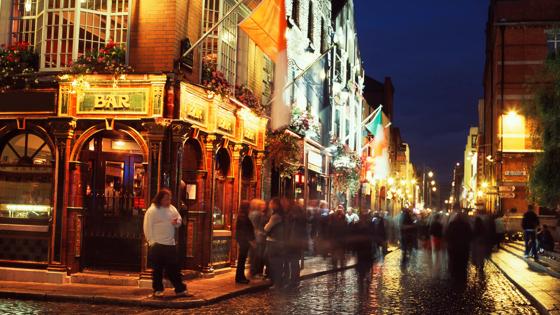 ierland_dublin_avond_bar_straat_verlicht_GettyImages-57278581