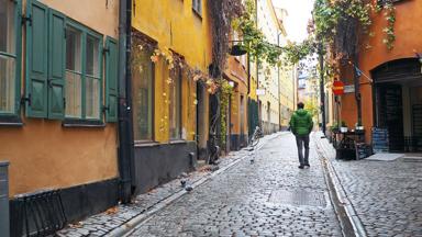 zweden_stockholm_gamla-stan_straat_man_geel_old-town_getty (1)