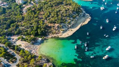 spanje_mallorca_palma_bovenaanzicht_kust_zee_boot_baai_bos_getty