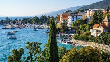 kroatie_primorje-gorski-kotar_opatija_haven_zee_heuvels_shutterstock_1669400635