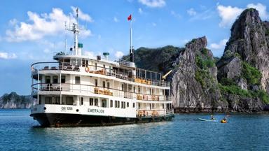 vietnam_hooglanden_halong-bay_boot_mensen_kano_kalksteenrots