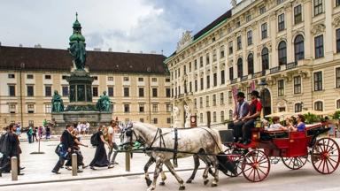 oostenrijk_wenen_hofburg_binnenplaats-monument_paard-en-wagen_plein_paleis_pixabay