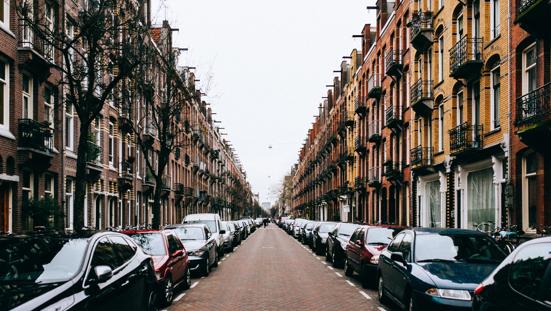 Geparkeerde auto's in Nederlandse straat/woonwijk.
