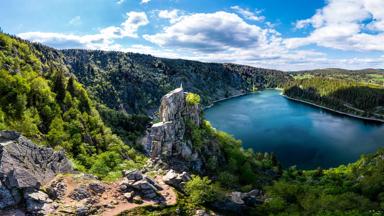 frankrijk_grand-est_haut-rhin_orbey_elzas_vogezen_meer_heuvels_rotsen_uitkijkpunt_GettyImages-1240191767