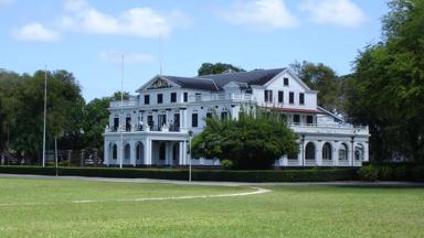 suriname_paramaribo_presidentieel-paleis_aanzicht_balkon_mensen_f