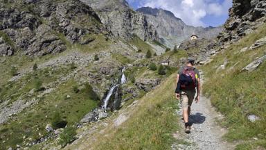 italie_piemonte_monviso_cottische-alpen_wandelen_man_bergen_wandelpad_waterval_pixabay