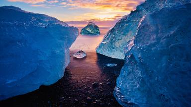 ijsberg-zonsondergang-water-GettyImages