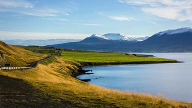 Fox_ijsland_noordland-oost_onderweg-naar-akureyi_weg_meer_unsplash