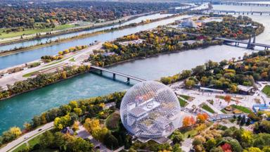 canada_quebec_montreal_biosphere-environment-museum_saint-lawrence-rivier_herfst_shutterstock_1205629267