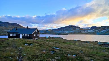 noorwegen_hardangervidda_nationaal-park_uitzicht_meer_berg_zonsopgang_huis