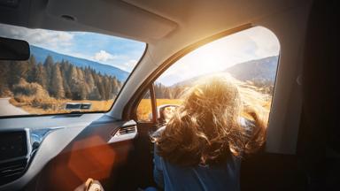 italie_trentino-zuid-tirol_dolomieten_vakantie-fly-drive_auto_roadtrip_vrouw_zon_shutterstock_1104869666