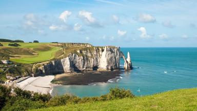 frankrijk_normandie_etretat_aguille-detretat_uitzicht_klif_grasland_strand_kust_zee_shutterstock